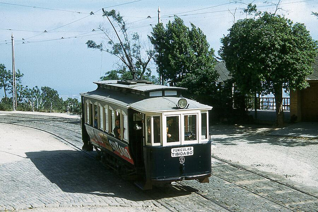 Błękitny tramwaj kursujący na wzgórze Tibidabo